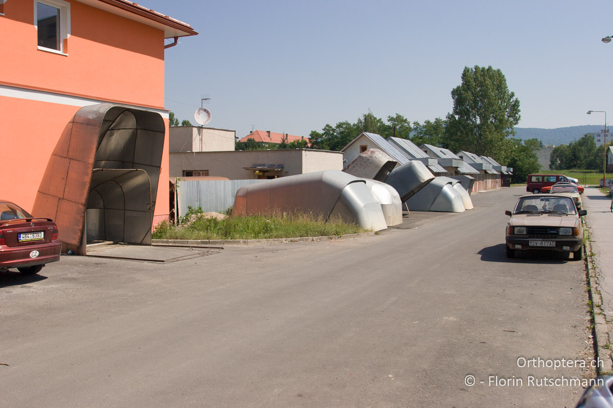 18.07.2007 Die etwas andere Autogarage in Snina. Slowakei