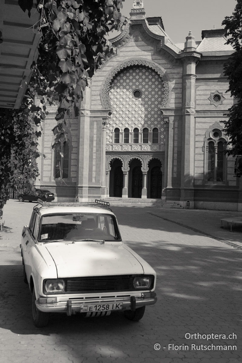 20.07.2007 Alter Lada vor der ehemalig jüdischen Synagoge in Uzhorod, die nach dem 2. Weltkrieg zur Philharmonie umfunktioniert wurde. Ukraine