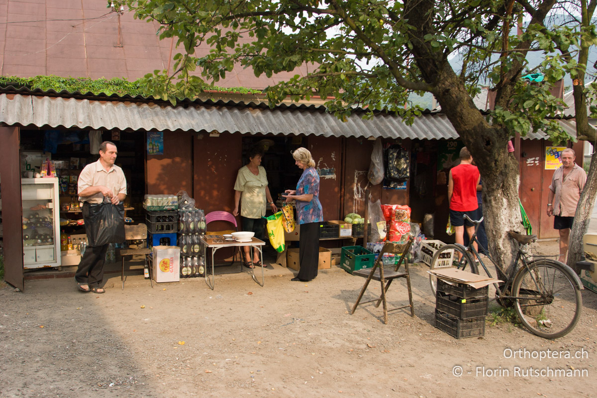 21.07.2007 Markt in Perechyn (Перечин) mit frischem Obst, Gemüse und Gebäck. Ukraine