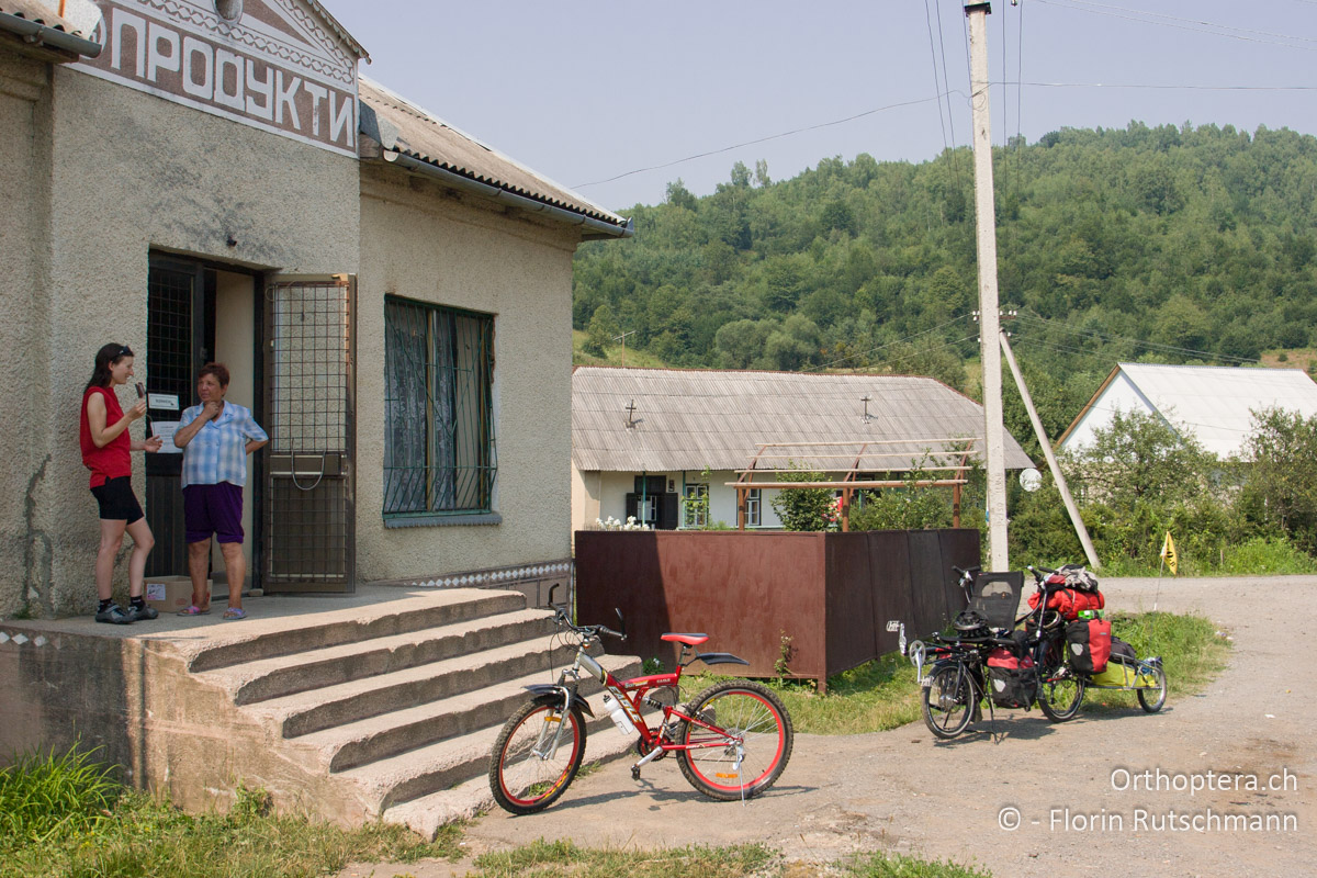 21.07.2007 Typische Szene vor einer Dorfbeiz mit Tante-Emma-Laden in Olen'ovo. Die Leute interessieren sich trotz aller Verständigungsschwierigkeiten für uns Touristen. Ukraine