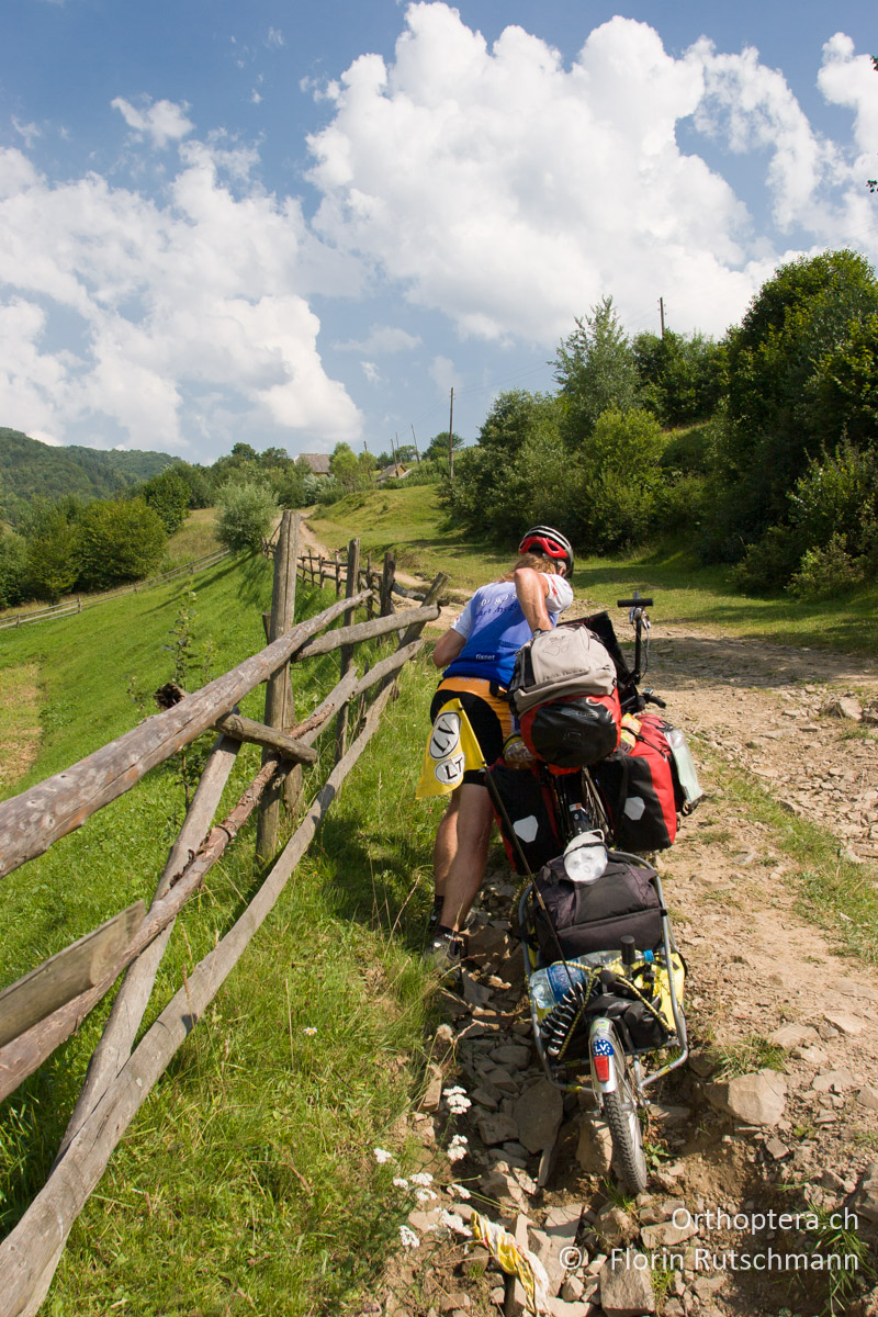 23.07.2007 Florin Rutschmann schiebt das Pino auf unwegsamer Piste durch die Karpaten, Ukraine