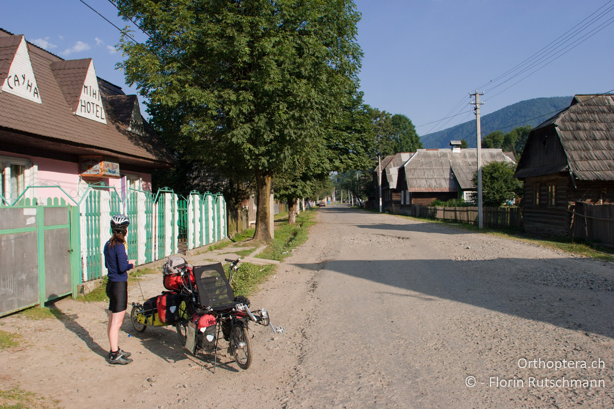 24.07.2007 Der totale Stylbruch - das rosarote Mini Hotel in Rus'ka Mokra (Руська Мокра) zwischen den traditionellen Karpatenhäusern. Ukraine