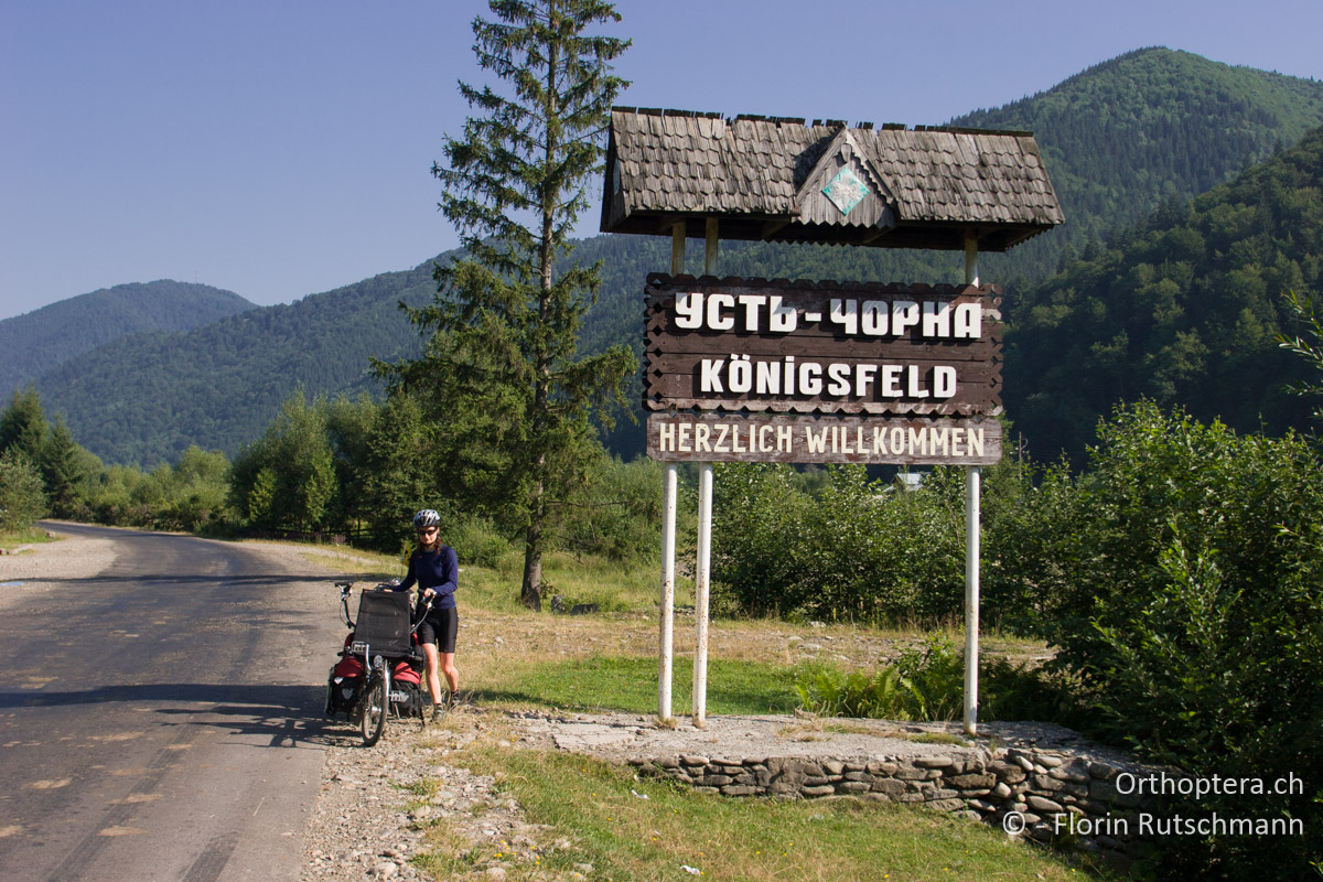 24.07.2007 Spuren einer bewegten Vergangenheit bei der Dorfeinfahrt nach Ust'-Chorna (Königsfeld) (Усть-Чорна). Ukraine