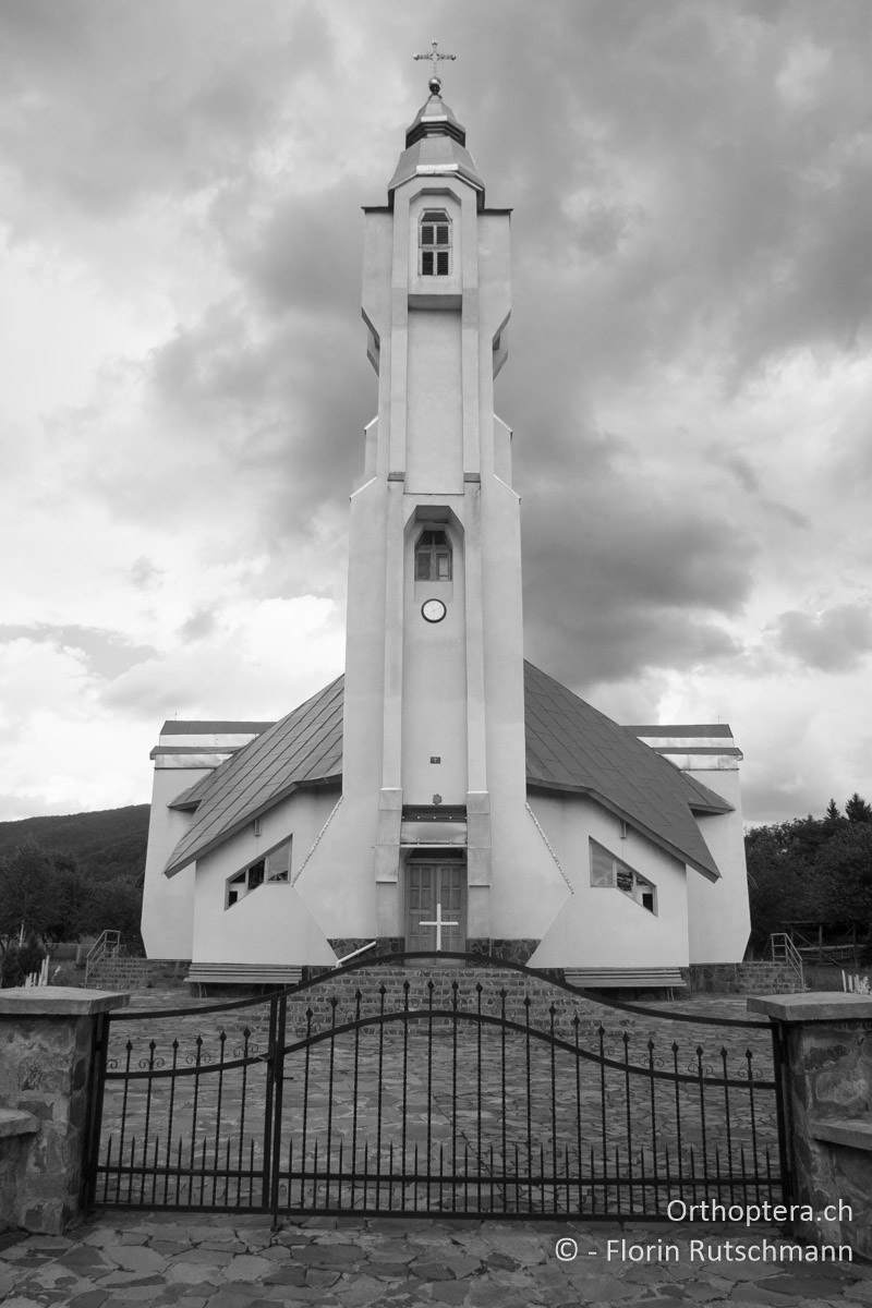 25.07.2007 Ungewohnte Architektur an einer Kirche in Khust (Хуст). Ukraine
