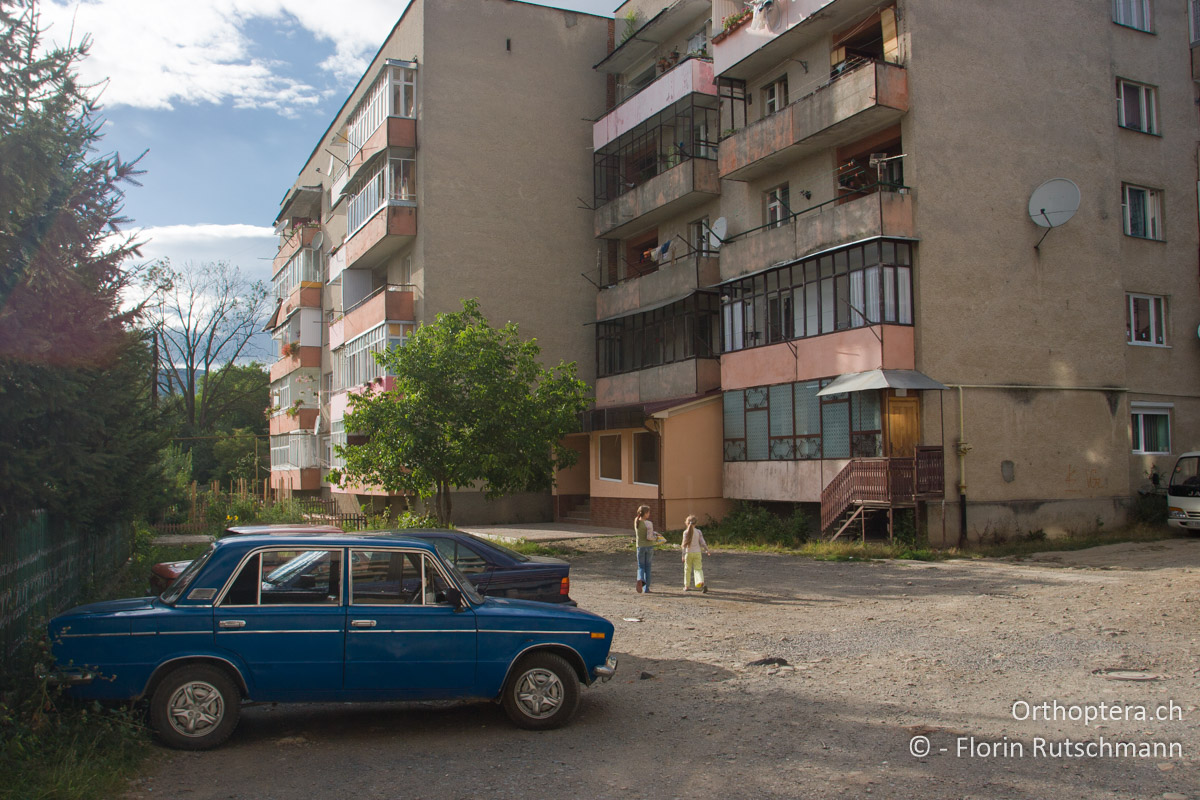 25.07.2007 Ein Bild, dass zu jeder grösseren Stadt gehört - Plattenbausiedlung in Svaliava (Свалява). Ukraine