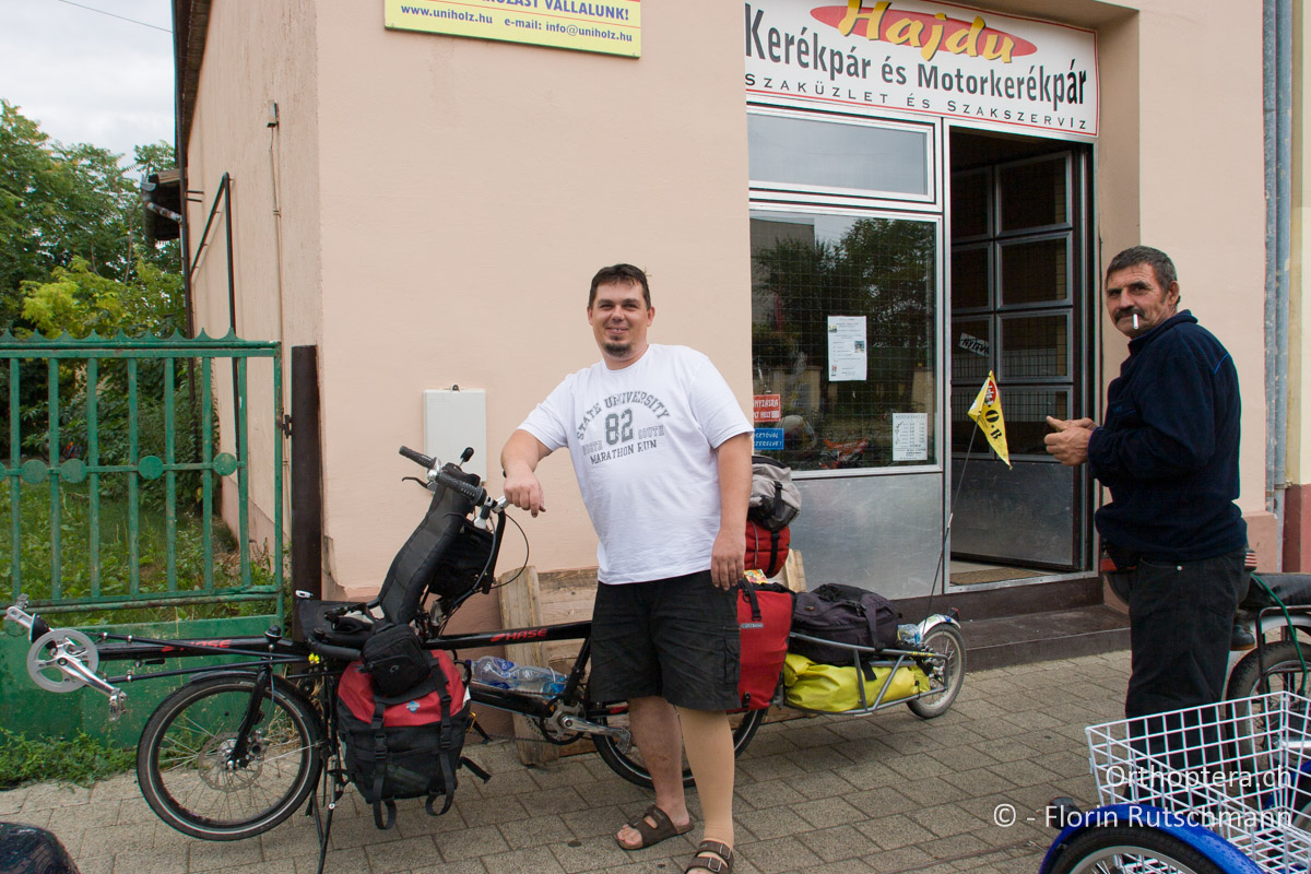 30.07.2007 Hilfsbereiter Fahrradmechaniker in Hajdúnánás. Ungarn