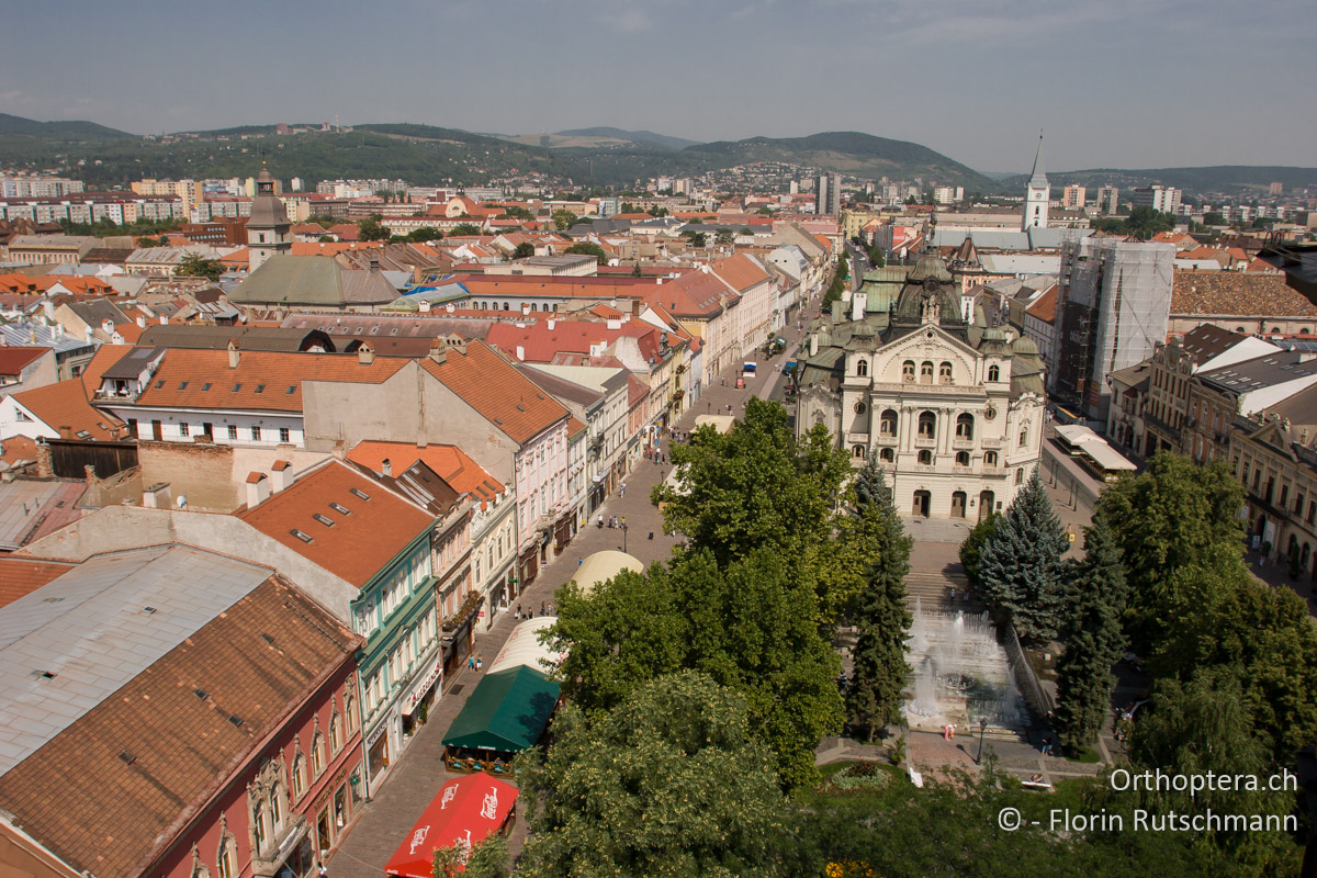 03.08.2007 Blick vom 58.5m hohen Nord-Turm des Elisabeth-Dom auf die Altstadt mit dem Staatstheater von Košice. Slowakei