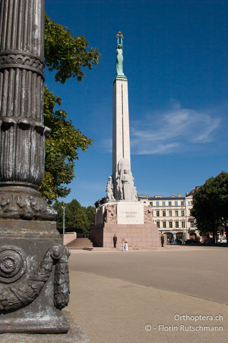 20.08.2004 Die Freiheitsstatue von Lettland im Zentrum von Riga hat eine lange und bewegende Geschichte hinter sich. Lettland