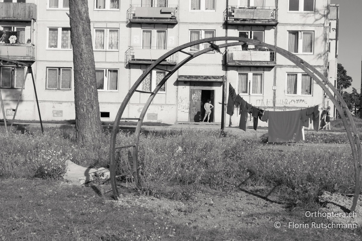 27.08.2004 Wider den Vermutungen haben diese Plattenbausiedlungen keinen Ghettochrakter. Hier in Liepāja. Lettland