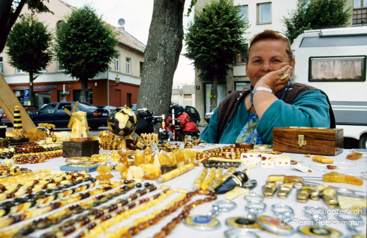 30.08.2004 Bernsteinverkäuferin in Klaipeda. Litauen