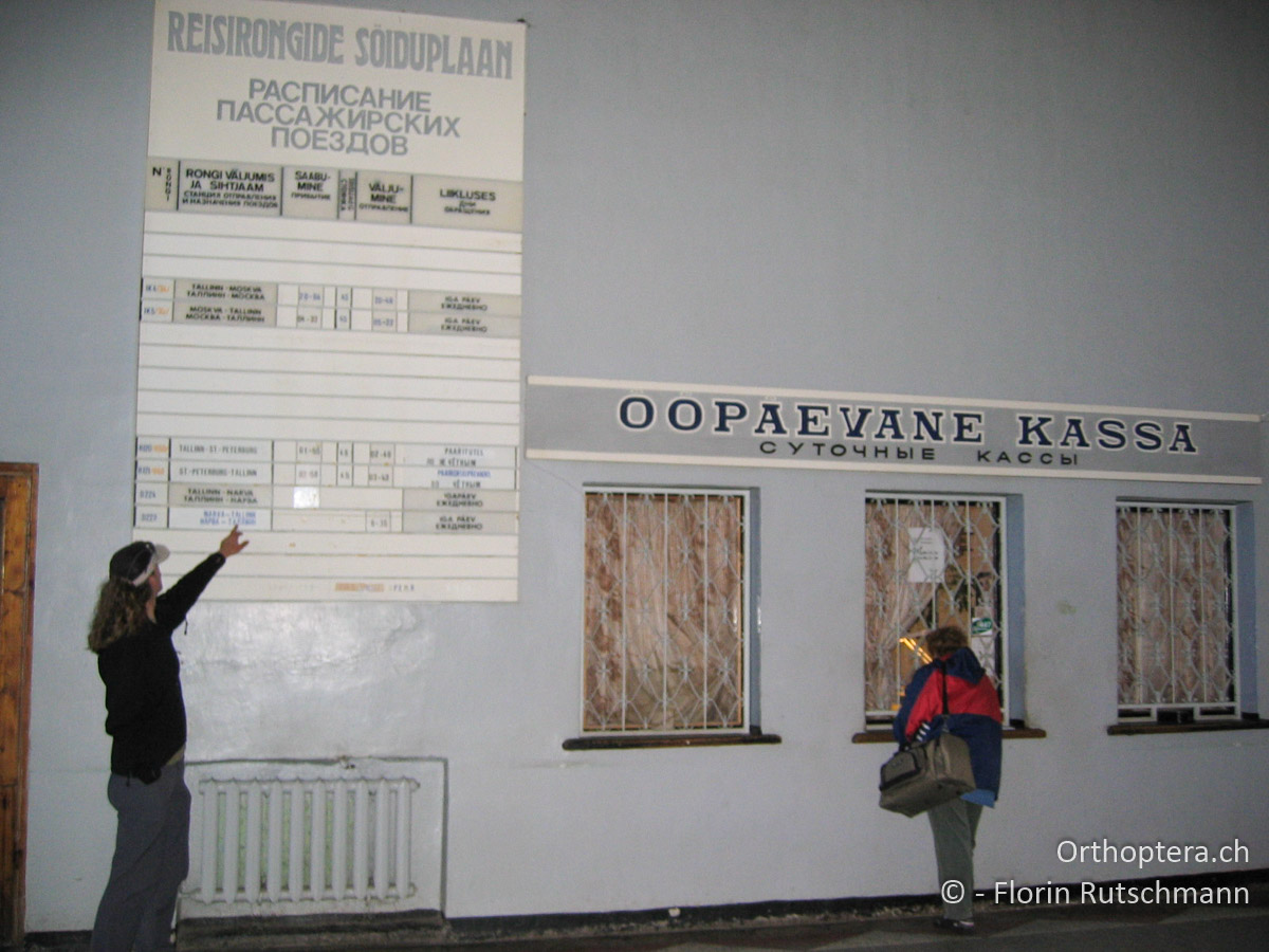 14.08.2004 Äääh, ich verstehe nur Bahnhof! Am Bahnhof von Narva sind Auskünfte noch in kyrillischer Schrift angeschrieben. Estland