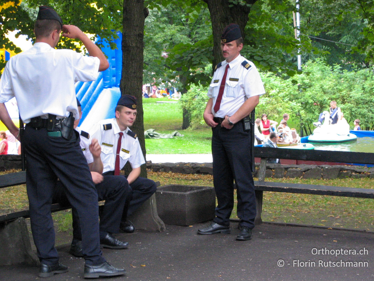 20.08.2004 Auch die Stadtpolizei von Riga macht sich einen gemütlichen Nachmittag, wenn der Regen schon mal aussetzt. Lettland