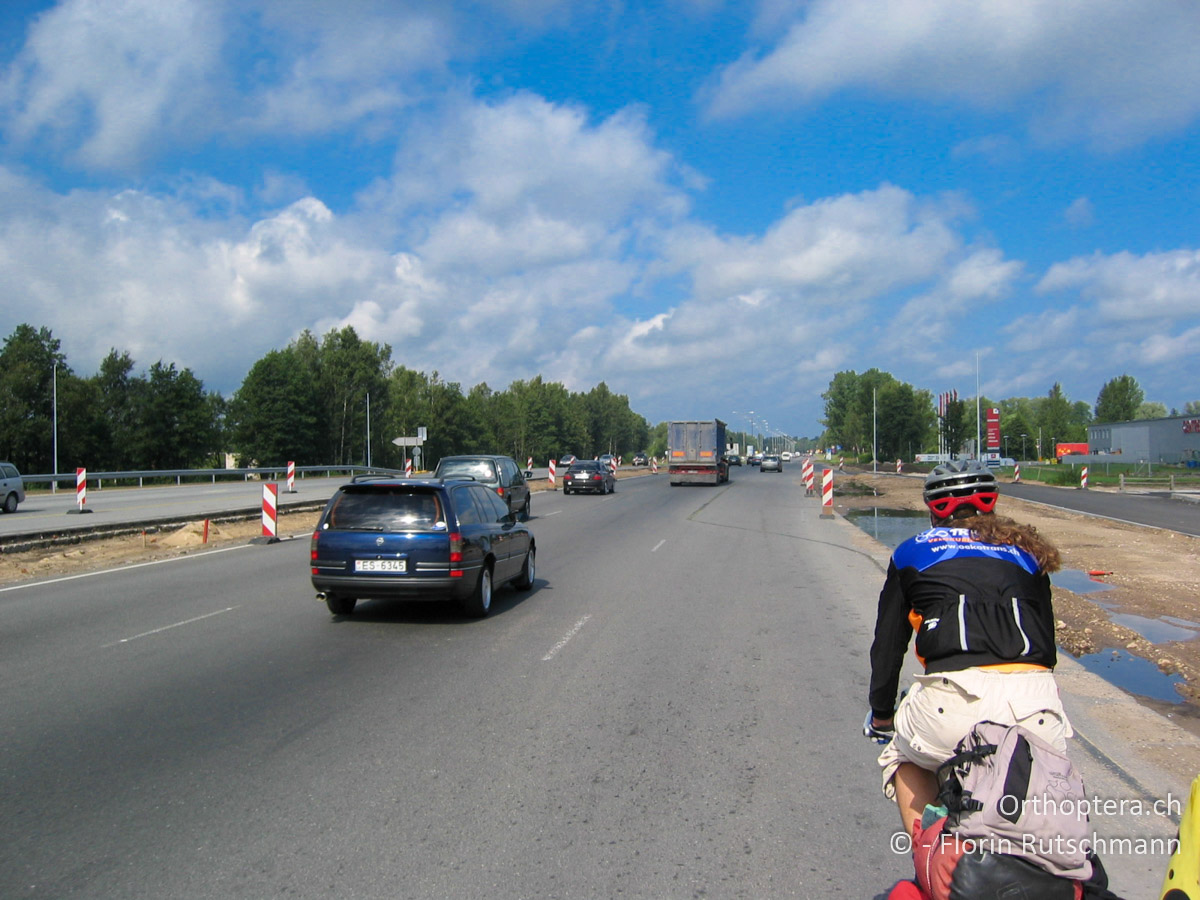 21.08.2004 Für die Ausfahrt von Riga nehmen wir die Autobahn, das geht wesentlich schneller! Lettland