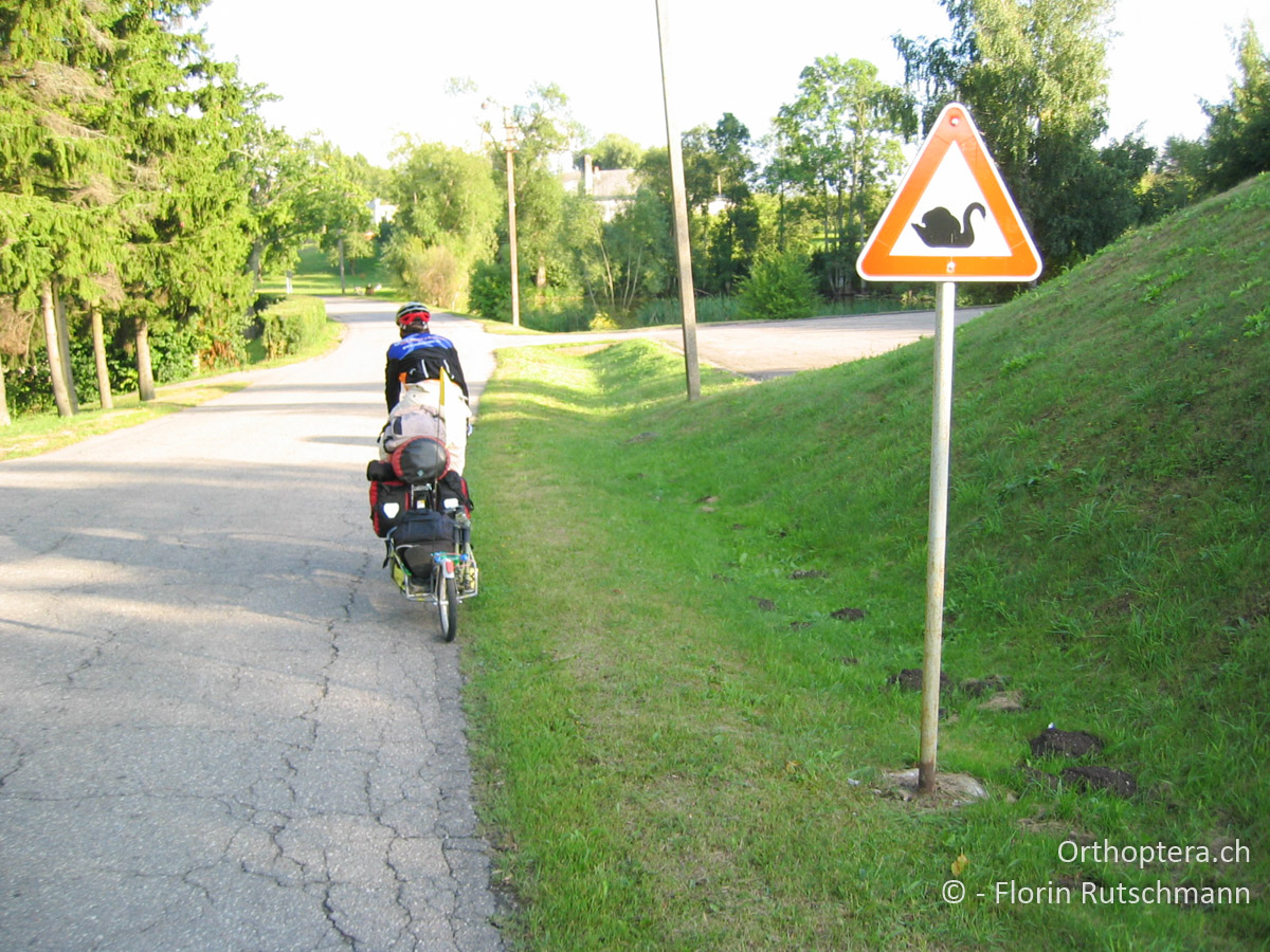 26.08.2004 Wir wundern uns des öffteren über die Beschilderung und vermuten eine EU-Auflage für den Beitritt. Hier in Vergale. Lettland