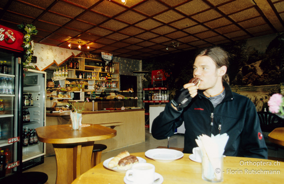 22.08.2004 Solange der Regenschauer anhält, lassen wir uns in dem Kaffee in Engure mit trockenen Backwaren verwöhnen. Lettland