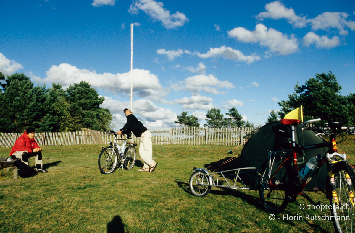 23.08.2004 Wir ruhen uns bei Sonnenschein aber kühlen Temperaturen auf dem Campingplatz in Kolka aus. Lettland