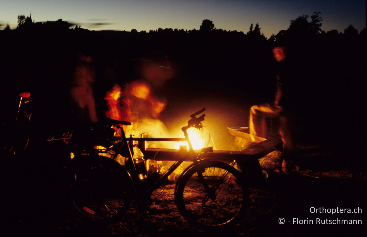 23.08.2004 Den Abend in Kolka verbringen wir am Feuer mit Diskussionen über Gott und die Welt. Lettland