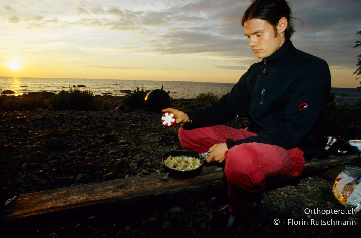 10.08.2004 David Siegrist beim Abendessen bei Juminda im Lahemaa Nationalpark. Estland