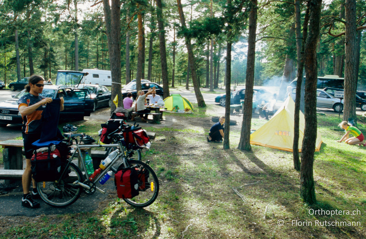 21.08.2004 Auf einem Parkplatz im Kemeru Nationalpark direkt vor den Toren von Riga geniessen die Letten das Wochenende. Lettland