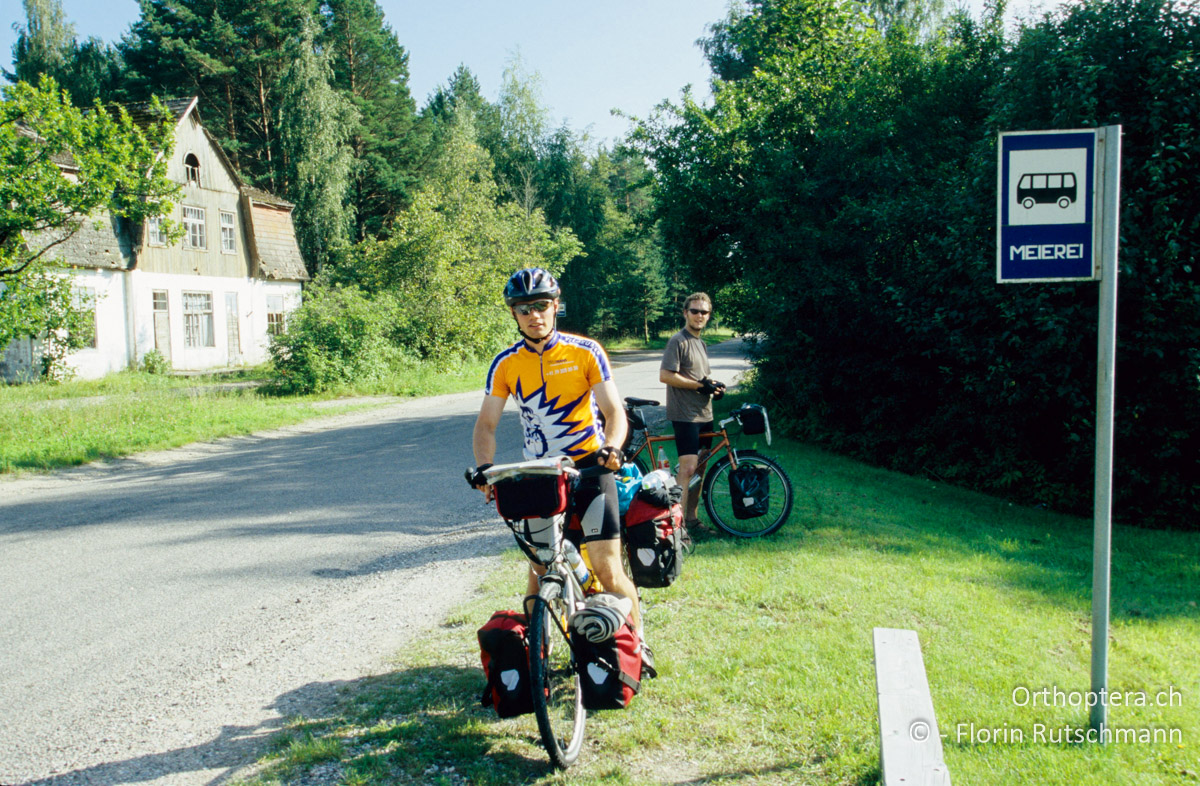 18.08.2004 Während einer Pause stösst Denis zu uns und begleitet uns für den Rest des Tages. Hier an der Bushaltestelle Meierei bei Lindi. Estland