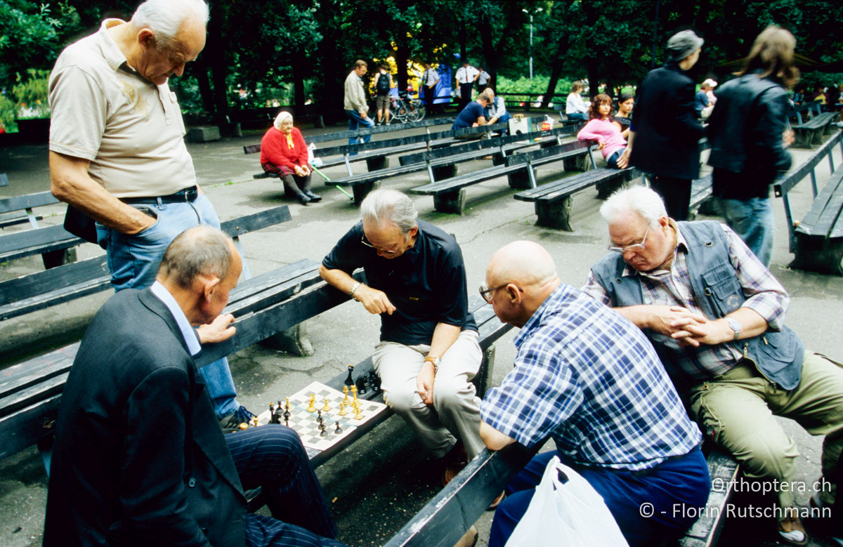 20.08.2004 Die Verlierer des neuen Systems sind die älteren Generationen, die mit der rasanten Entwicklung oft nicht mithalten können. Rentner beim Schachspiel in Riga. Lettland