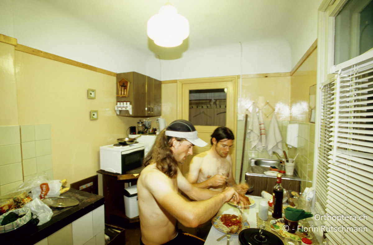 24.08.2004 Nicht nur das Hirn ist durch das ständige Schütteln entspannt, auch im Magen hat wieder so einiges Platz. Wohnung in Ventspils. Lettland