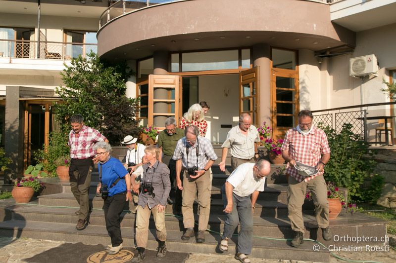 Misslungenes Gruppenfoto vor dem Hotel Veltsi - GR, Westmakedonien, Florina, 14.07.2017