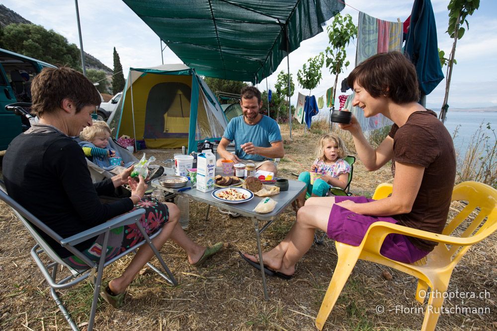 Gemühtlich Frühstücken an der Küste bei Delfi - GR, Mittelgriechenland, Itea, 08.06.2015